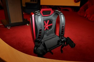 微星背包 PC 首度曝光 要讓玩家擺脫線的拘束恣意玩 VR