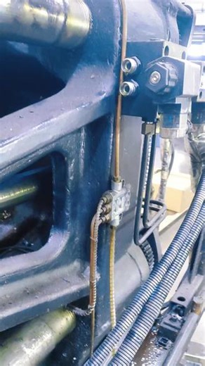 #技术活一般人来不了 #工作实拍 #注塑机维修 #注塑机 这是搞好一台来一台吗？