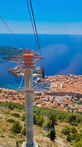 Dubrovnik . 📽 @ambience_dubrovnik . . . . #dubrovnik #cablecar #lanovka #vyhlad #jadran #chorvatsko | Chorvátsko s deťmi