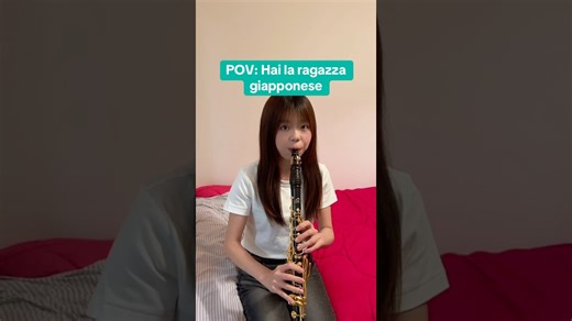 Ragazza giapponese si lancia in un'improvvisazione con il clarinetto🎶pt.2! #shorts