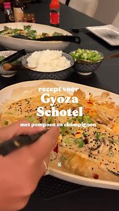 Gyoza ovenschotel met pompoen & champignons 🤍 Ingrediënten: 2 pakjes kokosroom ½ zakje rode currypasta 2 el sojasaus 2 el sesamolie 2 el knoflook Pompoenblokjes Champignons Bosui Gyoza’s 👉 Van de groenten en gyoza bepaal je zelf de hoeveelheid 😍 Meng alles in een ovenschaal, roer goed door en dek af met aluminiumfolie. Zet de schaal 30 minuten in de oven op 200°C 🔥 Maak af met sesamzaadjes en extra bosui. Lekker met wat rijst erbij 🍚 Eet smakelijk & bewaar dit recept voor later 🤍 #avondete