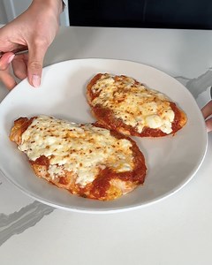 This healthy chicken parm recipe contains OVER 150g protein!!!! | Calla’s Clean Eats