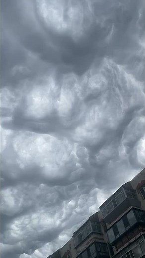 Mesmerizing Asperitas Cloud Formation || ViralHog