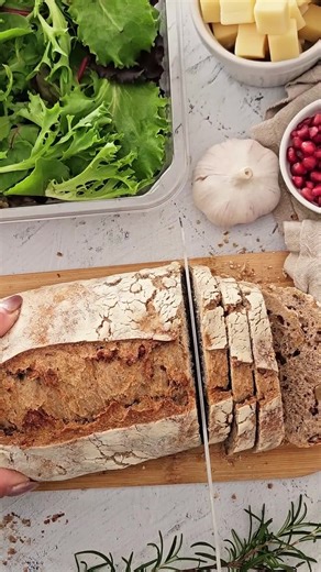 On a un crush pour ces verrines ultra gourmandes et faciles à faire ! 😍Qui veut découvrir cette recette express avec du mesclun en sachet pour les fêtes ? Dis-le avec un ❤️ ! ✨ Ingrédients (4 verrines) 🥗 150 g de mesclun prêts à l'emploi 🧀 80 g de comté 🥖 Croûtons maison (pain ail huile d’olive) 🌰 Une poignée de noix concassées 🧄 1 gousse d’ail 🍎 Quelques graines de grenade 🌿 Un filet d’huile d’olive 🧂 Sel, poivre | Les Salades