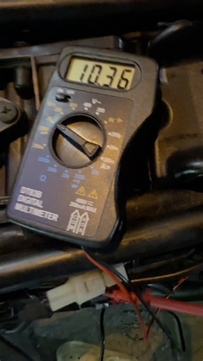 エンジンかける時の電圧、何Vまで落ちる？セロー250で測ってみた