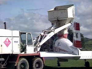 Loading fertiliser | Topdressing | Te Ara Encyclopedia of New Zealand