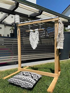 DIY-Sommer-Deko im Makramee-Trend!🧵🙌 Egal ob als Geschenk für eure Liebsten oder als Dekoration für zu Hause, Makramees sind einfach der perfekte Hingucker! 😎 Mit diesem selbstgebauten Makramee-Ständer von misslisameloni könnt ihr bequem eure eigene Deko im Boho-Style designen, also los geht´s. 💪 Wie findet ihr den Boho-Style? Seid ihr auch im Makramee-Fieber? Alle Infos zum Projekt sowie weitere coole Makramee-Ideen findet ihr bei @misslisameloni auf Instagram! 🙏 Weitere Projekte zum Nachb