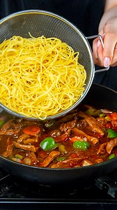 458K views · 2.3K reactions | Vous n'avez jamais goûté des pâtes aussi délicieuses, préparées de cette façon ! Ingredientes: boeuf: 400 g poivre noir: 3 g paprika doux: 3 g sel: 3 g oignon: 1 pc carotte: 1 pc ail: 3 gousses poivre noir: 2 g sel: 2 g tomates: 1 pc poivron doux vert: 1 pc sel: 2 g eau: 200 ml sauce soja: 80 ml fécule de maïs: 40 g eau: 2 l sel: 5 g spaghetti: 200 g | Savoureux.tv | Facebook