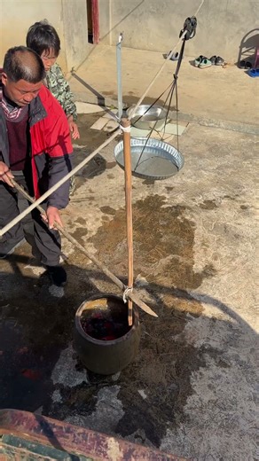 Hand-cranked washing machine, the old rural craft come to life again!