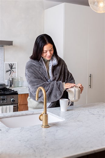 Eirberg on Instagram: "Gefðu góða gjöf 🎅 Cosy Warming þráðlaust hitasjal á aðeins 14.950 kr. Þægilegt og sérstaklega mjúkt sjal með innbyggðri hitameðferð. Endurhlaðanleg rafhlaða sem dugar í allt að þrjá tíma. Verið velkomin í jólastemningu í verslun okkar að Stórhöfða 25. Opið alla daga til jóla 🎄Virka daga 10-18, laugardaga 11-17 og sunnudaga 12-17. Þráðlausa hitasjalið og fleiri góðar gjafir í jólahandbók Eirbergs hér: https://isu.pub/QBxGLIw Njótum þess að vera með fjölskyldunni um hátíða