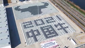 470K views · 1.1K reactions | A special auto-themed celebration featuring a massive car formation was held in Ningbo City of east China's Zhejiang Province on the last day of 2020, setting a new Guinness World Record for the largest formation of vehicles. Over 1,000 car owners expressed their best wishes to the country and the new year through the world's largest car formation. | CGTN | Facebook