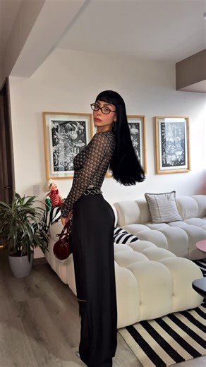 Manuela Duque | Stylist Personal & Creativa de Marca on Instagram: "Yo amooo la manera en la que cada prenda se traduce dependiendo de tu estilo personal❤️‍🔥literalmente todasss tenemos el poder de convertir un look en algo totalmente diferente🌶️🍒💋 Esta marca de cositas basics, más elevadas, de toooodo un poquito: @basika.colombia ✨ Para que compren el estrénnn o el aguinaldito"