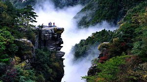Amazing China in 60 Seconds: Jiangxi East China's #Jiangxi province boasts rich natural and cultural resources. More than 60 percent of its land is covered by forest. Lushan Mountain is a UNESCO world cultural heritage site, and Sanqing Mountain a world natural heritage site. More than 2,400 rivers converge to form Poyang Lake, the largest freshwater lake in China. Other famous tourist destinations include Jingdezhen, the "capital of Chinese porcelain", and Jinggangshan, the cradle of the Chines