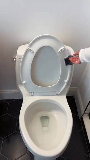 1.8M views · 10K reactions | Cheap bathroom upgrades ⤴️ #bathroom #bathroommakeover #renterfriendly #budget #newyear | 푹풂풄풉풆풍 푴풆풂풅풆풓풔 | Facebook