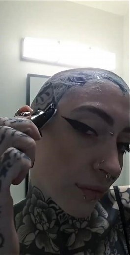 🪒 TATTOOED BEAUTY RAZOR HEADSHAVE #headshave #baldgirl #tattoo #alternative