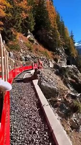Quem gostaria de experimentar este tipo especial de viagem de trem? Ótimo fim de semana! 📍Emosson VerticAlp Emosson 🎥: https://www.instagram.com/sennarelax/ " | Switzerland