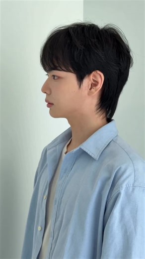 드레스먼 영제쌤 댄디컷 볼륨펌 시스루컷 볼륨매직 on Instagram: "변화가 너무 잘 어울리지용?? 💜💛 . 볼륨펌으로 자신감 UP ! 잘생겨지세요 여러분👍🏻👍🏻 . . . #헤어컨설팅#볼륨펌#이미지컨설팅#남자머리펌#남자펌 #남자펌종류#남자머리맨드살롱"