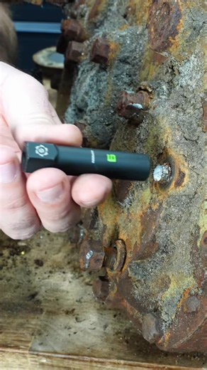 GripEdge Tools on Instagram: "This bolt broke off with only 4 threads sticking up. Because it’s a straight-cut, non-tapered design, the GripEdge G-FORS Deep Socket Extractor fully engages and gives you bi-directional control to tighten or loosen. Compared to a tapered extractor that only bites on the top leading edge, ours cuts its own grooves top to bottom on what you hammered onto. #mechanictools #exhaustmanifold #extractortools #brokenbolt #gripedge"