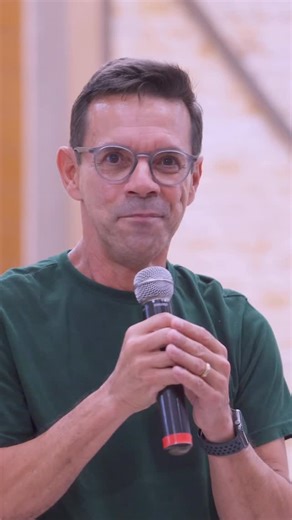 Astromar Miranda Braga on Instagram: "Oração não é para pedir explicação a Deus. É para pedir direção. Enquanto a gente insiste no “por quê?”, Deus nos convida a perguntar: “Para onde o Senhor quer me levar?” A vontade d’Ele é maior que os nossos questionamentos. Pare de viver perguntando “por que na minha vida?”, “por que na minha casa?”. Viva plenamente a vontade de Deus. Peça direção. Confie no caminho. E caminhe. 🙏🔥 #oração #vontadedeDeus #direção #fé #confiança vidaespiritual Deusemfamíli