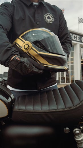 The EOX - Ace Cafe has landed. Out the box it comes with... Clear and dark tinted visor ☀️ Pinlock® 120XLT Anti-fog Insert 😶‍🌫️ Extra slimline cheek pads for the perfect fit 🥊 Available now: https://www.ruroc.com/eox-ace-cafe | Ruroc