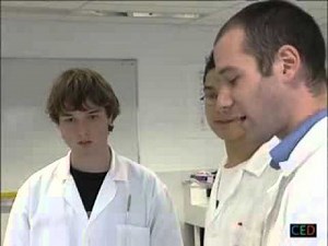 L'eau oxygénée. Pourquoi mousse-t-elle avec le sang?