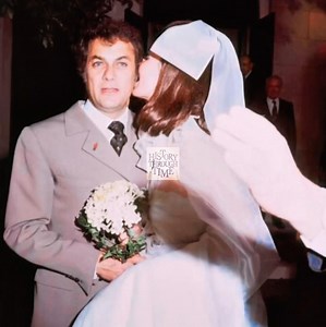 "Circa April 1968, Tony Curtis and his third wife, British model Leslie Allen, were photographed outside their California home, basking in the newlywed glow just days after their intimate wedding ceremony in Las Vegas. Curtis, then 43 and still riding high from his performances in The Boston Strangler (1968) and Sweet Smell of Success (1957), had met Allen in London while filming and was instantly drawn to her quiet elegance and poise, a stark contrast to the high-profile glamour of his earlier 