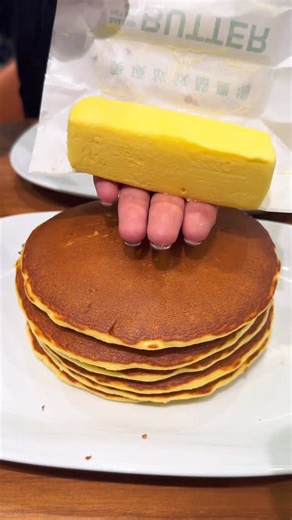 たつ| Japanese food on Instagram: "↓↓店舗詳細はここから↓ ↓ 👆気になったらフォロー＆保存してね👆 …………………………………………………………………… 🧈『BUTTER 美瑛放牧酪農場』 @butter_b_official 丸ビルB1にある、 “美瑛の放牧酪農バター”を使ったスイーツが人気のお店🧈✨ ここ、本気でバターの香りが違う。 コクがあるのにしつこくなくて、 口に入れた瞬間スッと溶ける“本物のバター感”が味わえるやつ🤤 店内は明るくて入りやすく、 仕事の合間の休憩にも、丸の内デートの合間にも使いやすい◎ …………………………………………………………………… ◾️営業時間 月〜土 11:00〜21:00 日・祝 11:00〜20:00 （丸ビルに準ずる） ◾️禁煙・喫煙 全席禁煙 ◾️予算 1,000〜2,000円 ◾️住所 東京都千代田区丸の内2-4-1 丸の内ビルディング B1F TEL：03-5860-3695 …………………………………………………………………… 「行ってみたい！」と思ったら保存しておこう😋"