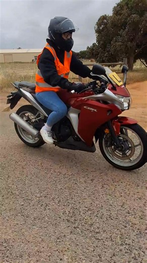 Louise was in for her first lesson feeling a little nervous. First time on a bike other than her moped days. Nothing to worry about, you hit it off no problems. Today we rode around the quiet streets so Louise could get used to the bike and controls. Fantastic balance and control 👌 👏. See you next lesson. Cheers Chooka. Learn Right Ride Right with me at Midwest Motorcycle Lessons right here in Geraldton and Dongara. #learnrightrideright #midwestmotorcyclelessons #MotorcycleLife #motorcycleless