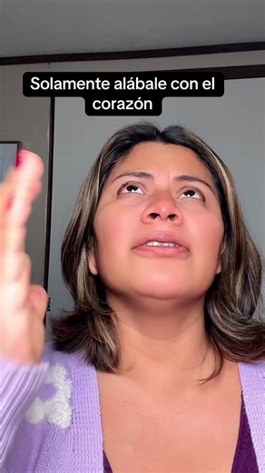 Solamente alaba, solamente alaba, solamente alaba #con el corazón la honra #y la gloria es #para el señor amén