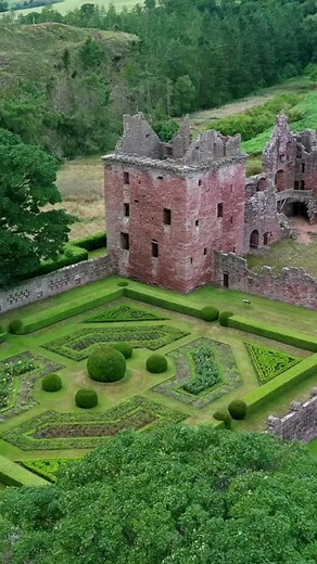 On 5 August 1305, #WilliamWallace was turned over to English soldiers at Robroyston, around 3 miles from the centre of Glasgow. He was taken to London, where he was put on trial and brutally executed. A monument stands at the site of the capture. Nearby you'll find Wallace's Well, where the Scottish leader is said to have taken a drink before he was taken prisoner. | Historic Scotland