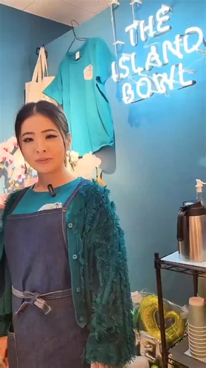 アサイーボウル 新座店 THE ISLAND BOWL on Instagram: "••• THE ISLAND BOWLの店長の本多エマです🏝️ 今日はご質問の多いブルーチアシードについて ご説明させて頂きます🩵 まずチアシードとは、メキシコやグアテマラ原産で、シソ科の一年草「チア」の種子です🌱 チアシードは、種子の色によって「ブラックチアシード」と「ホワイトチアシード」の2種類に分けられます◉◎ アシードは、オメガ3脂肪酸（n-3系脂肪酸）のα-リノレン酸を豊富に含む食品として注目されています👀 α-リノレン酸は、体内では作り出せない必須脂肪酸であり、食品から摂取する必要があります🥣 ほかに、食物繊維、たんぱく質、ビタミンB群、カリウム・カルシウム・マグネシウム・銅・マンガン・モリブデンなどのミネラルも豊富です💪 便秘の改善効果や、腸内環境を整える効、,健康や美容への効果、血中の中性脂肪を下げる働き,過剰な活性酸素の影響を抑え、老化や生活習慣病を予防する効果が期待出来ます🧏🏻‍♀️🧏🏻 チアシードは、継続して少量を食べるだけで、健康維持や美容に役立てられる食品