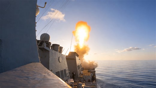 Un navire de la marine américaine effectue un tir de missile