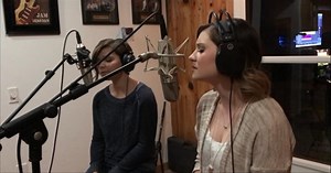 2 Sisters Sing Classic Hymn 'In The Garden'