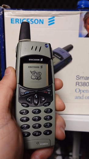 Ericsson R380. Często uznawany za pierwszego smartfona. Rok 1999. | Dawnofony