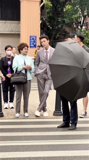 William Chan& his mother were in Guangzhou; she came to visit him on set.陈伟霆和妈妈在广州街头，陈妈妈来剧组探班了