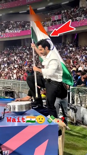 Varun Dhawan holding Tiranga price 🇮🇳 Republic Day Special #varundhawan #bollywood #ytshorts #shorts