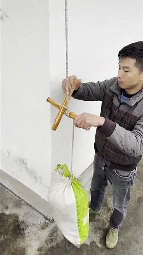 One Minute to Learn! Bamboo Stick + Rope Heavy Lifting Hack
