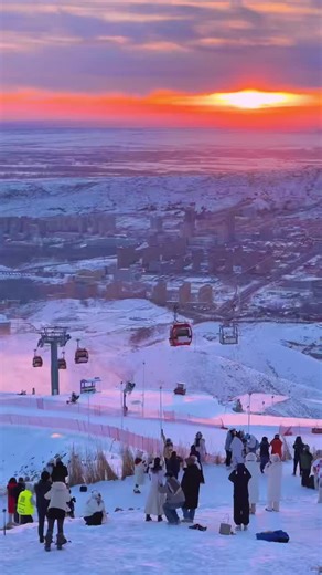 As the sun sets, warm light spills over snow-covered peaks and quiet valleys. The sunset at Snow Mountain in Xinjiang is calm, vast, and deeply unforgettable. #beautiful views #SunsetViews #Xinjiang