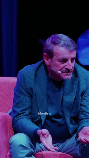 📱 Forse sarebbe meglio (e più facile) vivere di verità, e non di narrazione. Il telefono in mano come prova: le persone oggi costruiscono una versione di sé che vorrebbero che gli altri vedessero. E si fermano lì. La narrazione diventa il fine, non il mezzo. E questa non è nemmeno pigrizia. I social hanno trasformato l'identità in un prodotto da vendere. Ogni post è una dichiarazione di chi vuoi sembrare. E il problema è che il cervello, a forza di raccontare una versione di sé, inizia a creder