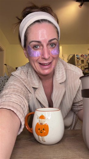 This is how rock and roll my Saturday nights have become! And I love it 🤣 make a pumpkin spice hot chocolate with me 🎃 #hotchocolate #pumpkinspice #velvetiser #saturdaynight #sweettreat