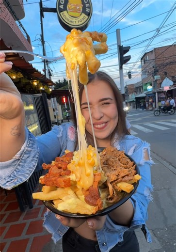 @agilsburger 🍟PAPAS DELICIOSASSSS, 🍔hamburguesas que AMAMOS combinadas con las salsas de la casa que son espectacularesssss, esta familia de verdad la da TODA y más por su negocio, vayan para que los atiendan con toda la alegría. ES DE ESOS LUGARES donde CADA CLIENTE, cuenta 🫶🏼 donde lo tratan a uno como un rey!!! 👑 📍Carrera 63B N. 68-04 Cerca al parque Goretti, Bello, Antioquia. 📲313 600 8711 #papasfritas #papitas #papitasfritas #medellin #belloantioquia