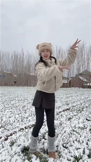 Internet Dance Craze: Embrace the Stage, Happy New Year