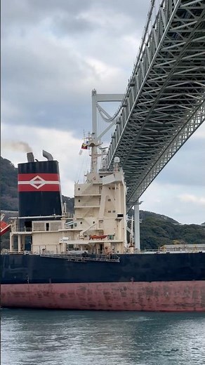 【ギリギリ通過】大型船が関門海峡を通過！真近くで見れる！西流れ4ノット！迫力満点です！#大型船 #関門海峡#shorts