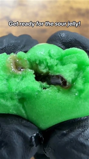 🩸🟢Would you scran this GLOOP-FILLED SHOCK BALL?!🟢🩸 #reels #viral #satisfying #asmr #explorepage #candies #funny #tastetest | Poppin Candy