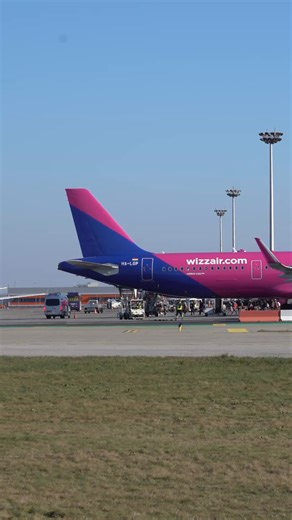 We're growing, and we're growing in the right way! 📈 By aligning operations 👂 By listening to our customers 💪🏼 By strengthening our ground teams Guided by our Customer First Compass, towards one goal: a trusted customer journey ✈️ | Wizz Air