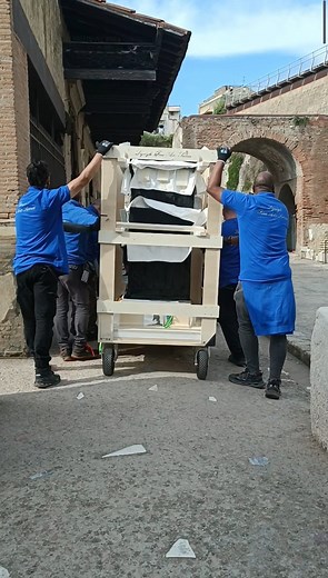 Tra gli oggetti in esposizione in Antiquarium, è possibile osservare da vicino la credenza/armadio rinvenuto accanto alla Casa del Bicentenario di Herculaneum. Il trasferimento, particolarmente delicato a causa della fragilità del reperto, ha richiesto una complessa operazione coordinata da restauratori, archeologi e tecnici specializzati, che per un’intera giornata hanno lavorato garantendo la massima sicurezza. Grazie all'iniziativa serale del Parco Archeologico di Ercolano "Una Notte al Museo