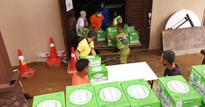 Spritzer sumbang air mineral kepada mangsa banjir | Berita Harian