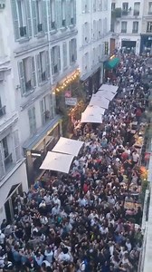 Le titre "Désanchantée" de Mylène Farmer chanté en choeur dans les rues de Paris, à l'occaion de la Fête de la musique 🤩🙌 | Electro News