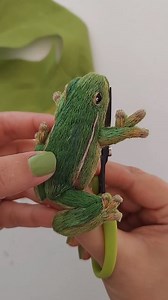 "This was one of the most technically tricky designs I've attempted." explains @megembroiders - "Drawing a pattern for the top and bottom sides of the frog that aligned was a challenge in itself, but embroidering the two sides so that they matched up perfectly proved to be a little more difficult than I expected. Still, I think it's a fun piece, and I loved bringing the idea to life." Frame by @zimwoodworking We think this is just wonderful!! #beautifulbizarre #megembroiders #MeganZaniewski #emb