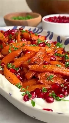 Carottes CARAMÉLISÉES au SIROP D’ÉRABLE & aux ÉPICES Une recette de @charlie.ma.vie 500g de carottes 6cas d’huile d’olive 3 cas de sirop d’érable 1 cac de paprika fumé 1 cac de cumin 1 cac de cannelle 1 cac de sel/poivre 250g de ricotta 2 cas de crème de sésame Le zeste d’un citron vert sel 1 cas de sirop d’érable 30g de grenade / persil Éplucher et couper les carottes en morceaux (pas trop petits) Préparer ensuite la marinade en mélangeant l’huile avec le sirop d’érable et toutes les épices. La